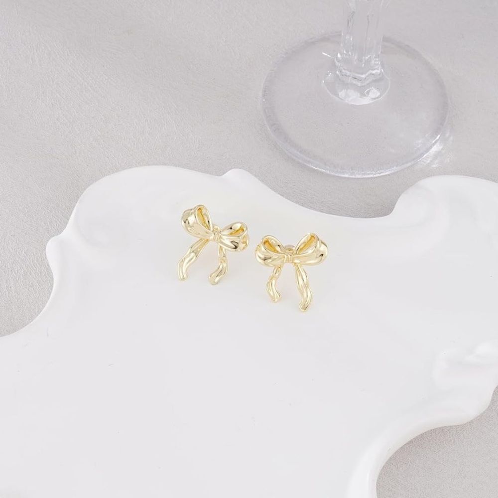 Gold stud bow earrings 🎀 - Picture 6 of 6